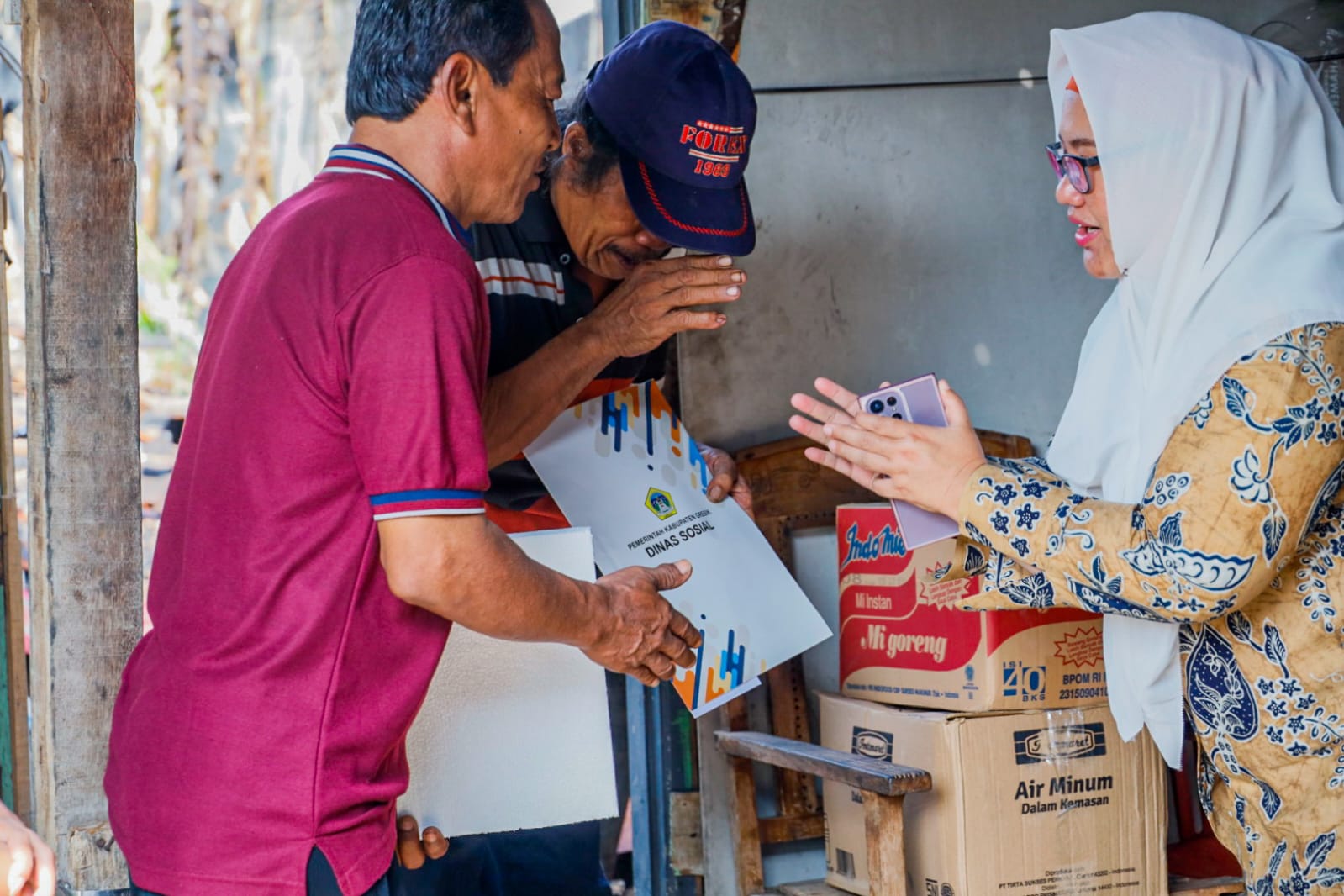 Sambangi Korban Kebakaran Di Gulomantung, Bu Min Sigap Berikan Bantuan Bersama Dinsos Dan Dinas CKPKP